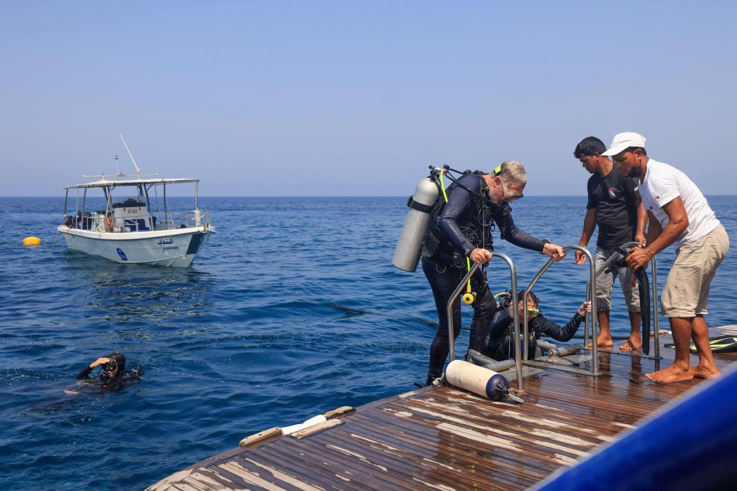 潜水清除渔网海星保护珊瑚
