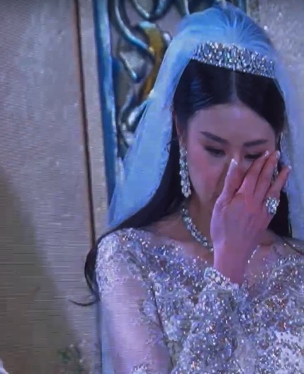 父亲纳吉未能出席婚礼 新郎季平难过流泪