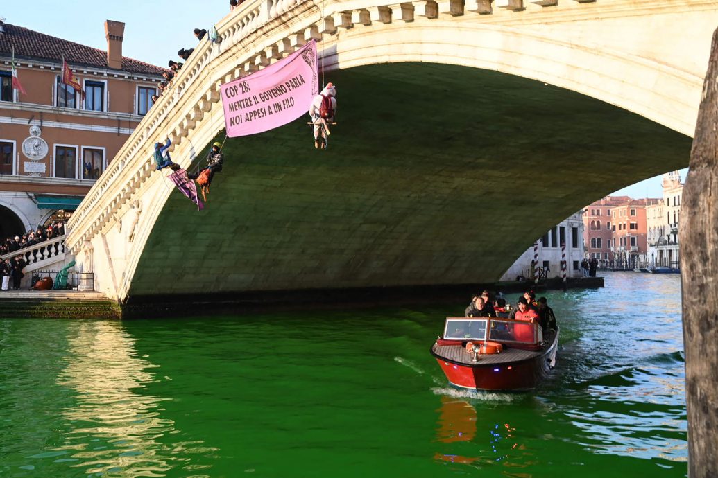 环保分子把威尼斯水道染绿　抗议气候大会欠进展  