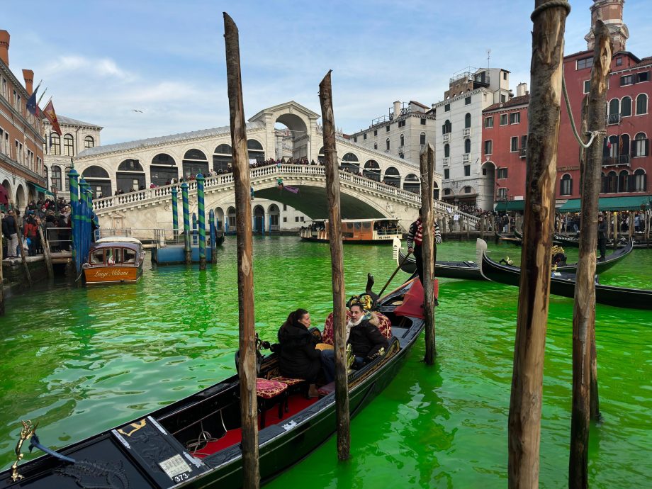 环保分子把威尼斯水道染绿　抗议气候大会欠进展  