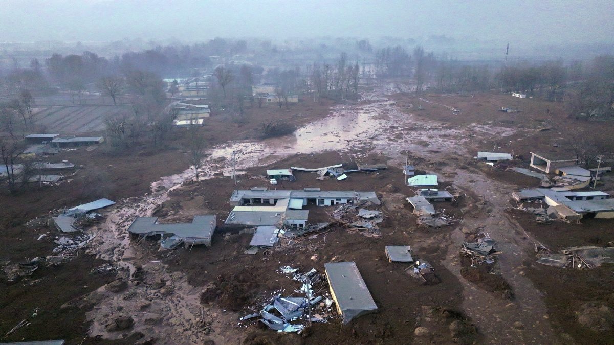 甘肃强震致青海村落被土石流覆盖　空拍只剩屋顶景象骇人