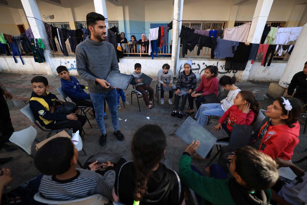 看世界)25岁教师教加沙逃难儿童英语　望声音被世界听见
