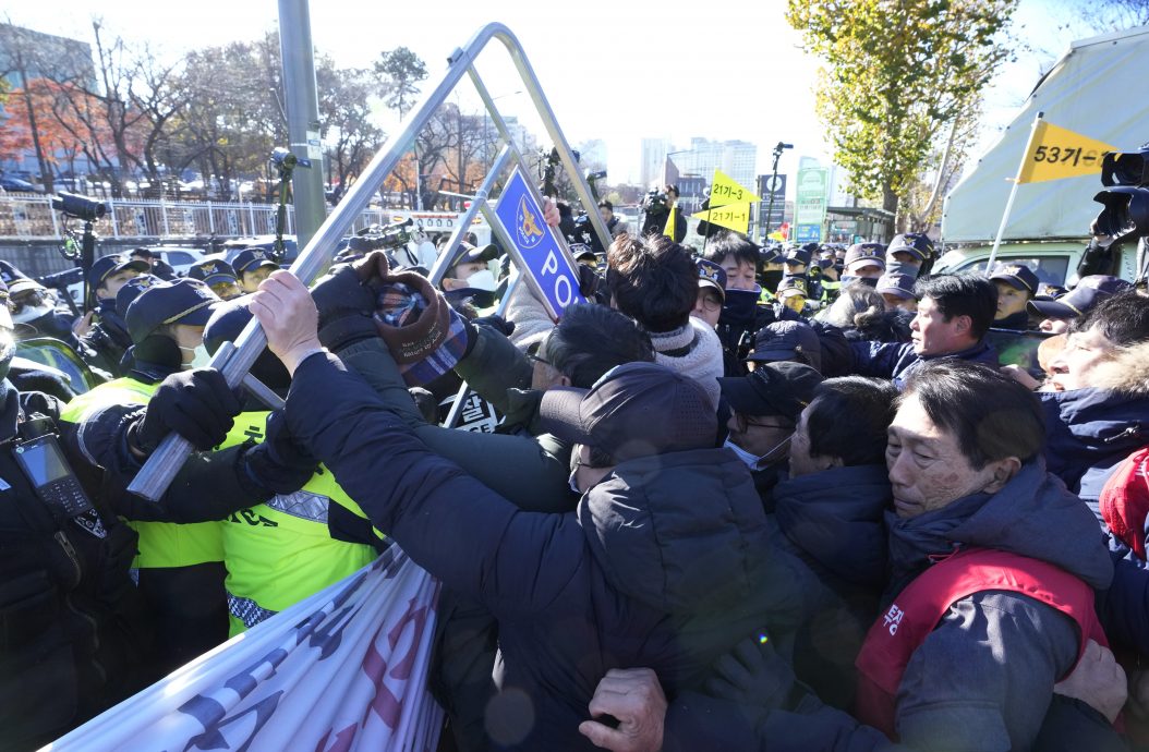 看世界两图)韩国拟推狗肉禁令　农民总统府前抗议与警方起冲突