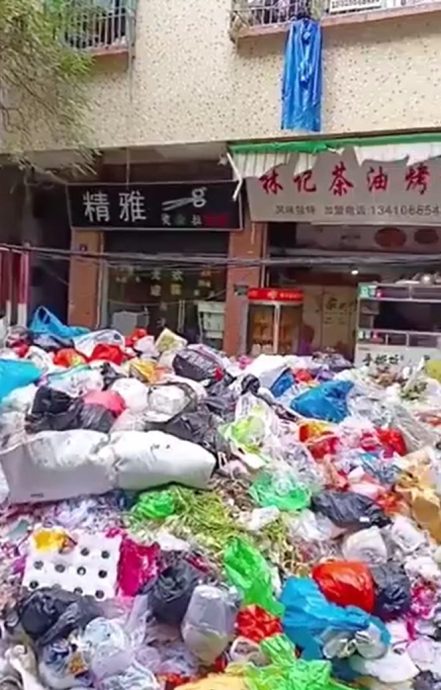看世界)传清洁工被欠薪罢工 广东汕头“城中村”垃圾堆成山