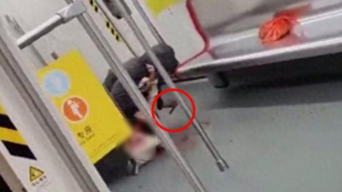 看世界)坐地铁被小孩撞到 青年持刀袭击家长