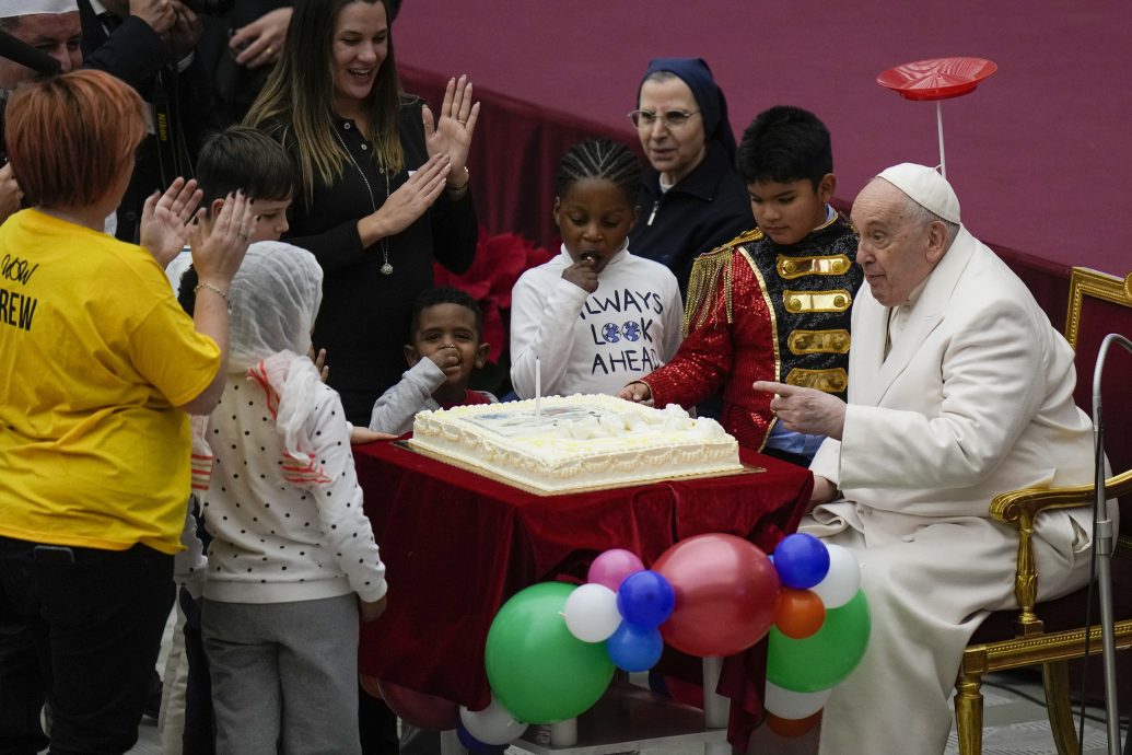 看世界)教宗方济各庆祝87岁生日 孩童吹蛋糕唱歌庆生