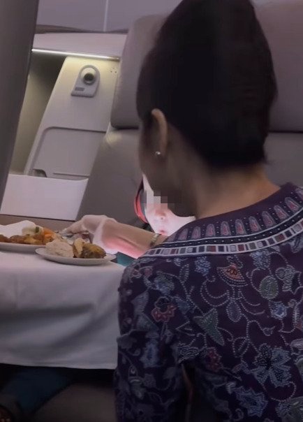 空姐喂食5岁童视频引议  新航：会照料客户的需求