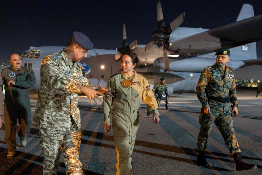约旦23岁公主身穿军装上阵！登军机“直奔加沙”空投医疗物资