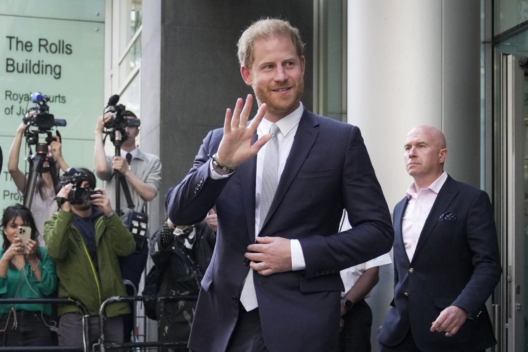英国哈里王子手机遭媒体窃听获赔偿