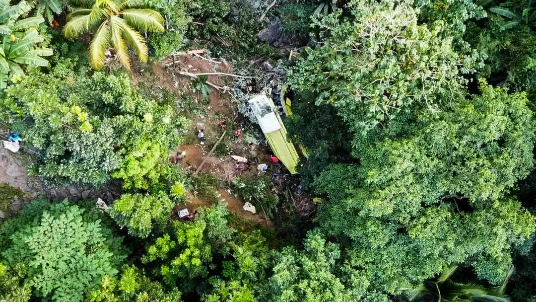 菲律宾巴士失控坠崖 已致28人死亡
