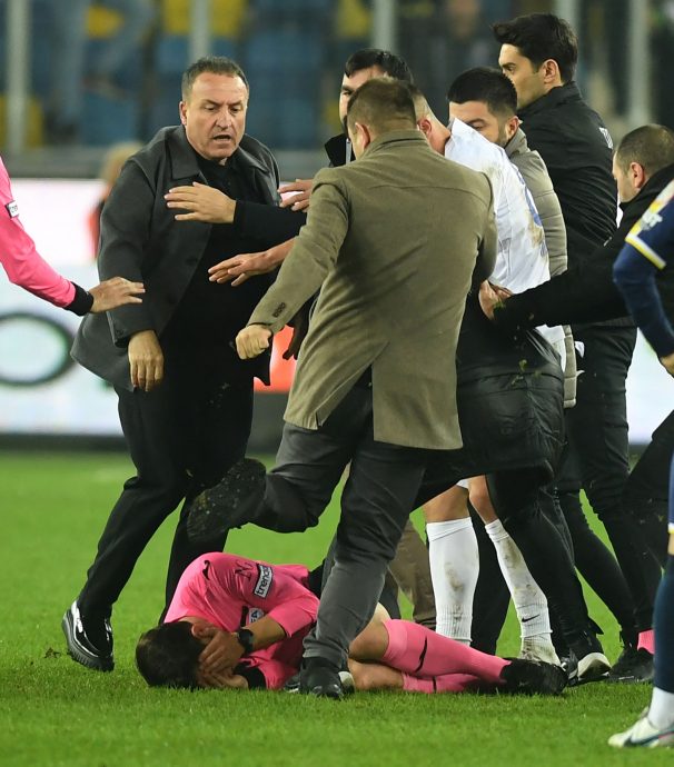 裁判赛后竟遭球会主席暴打  土耳其联赛宣布无限期停摆