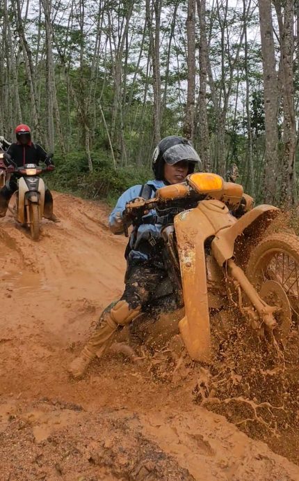视频|内陆老师年终假期惊险回乡 骑摩托上山下河穿越泥泞路 