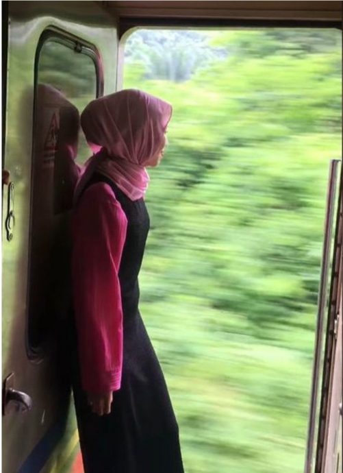 视频|列车高速行驶下开门拍视频挨轰 女子辩称：“一生人冒险一次”