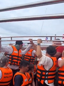 视频|大浪倾覆快艇 73游客跳船求生