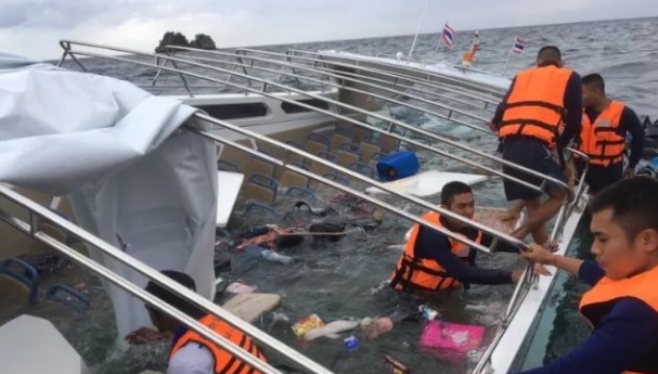 视频|大浪倾覆快艇 73游客跳船求生
