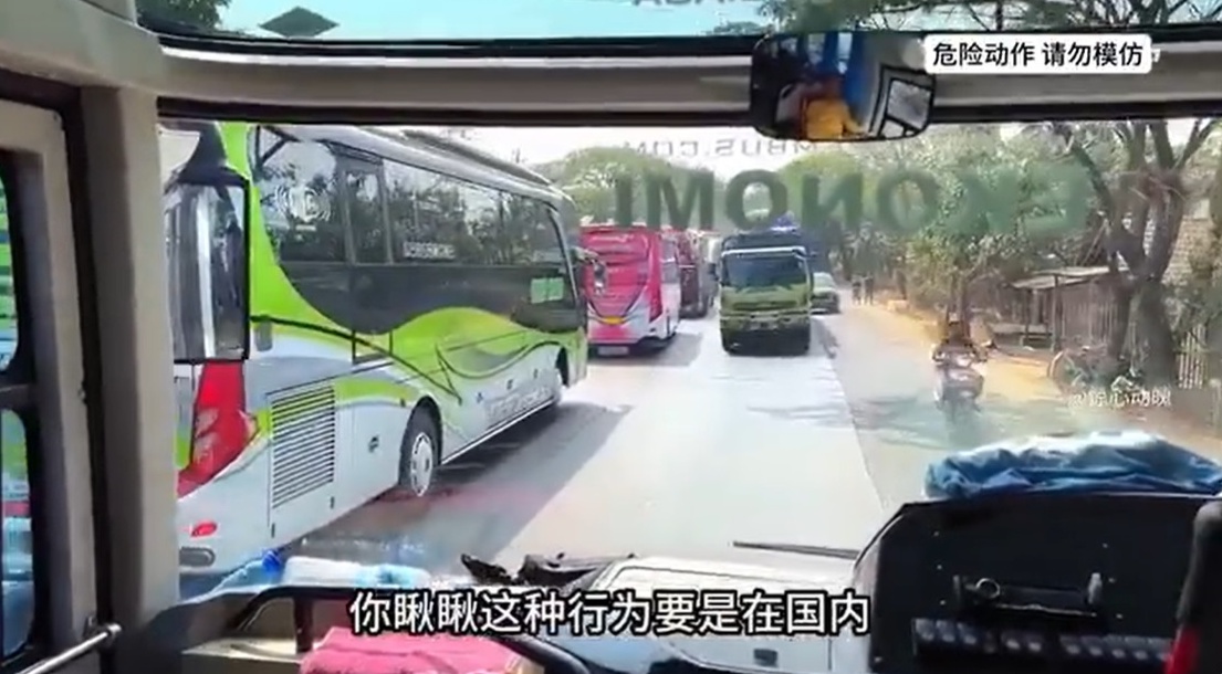 视频|巴士反车道飙车接电话  “乘客吓得够呛！”