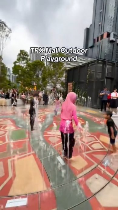视频|TRX广场户外游乐场玩水引争议 管理方澄清：是允许的