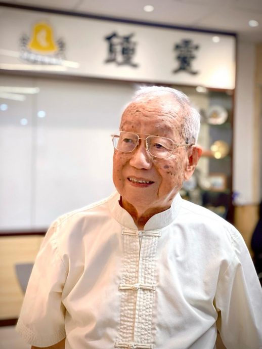 91岁高龄美术老师陈昌孔荣休