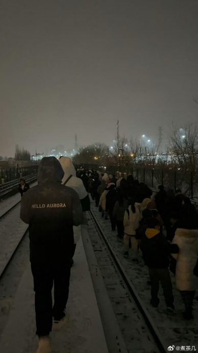 重出换文∕北京地铁行驶中2车厢脱离　30余人受伤