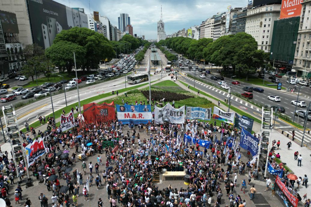 阿根廷民众上街抗议 政府：维安费示威者买单
