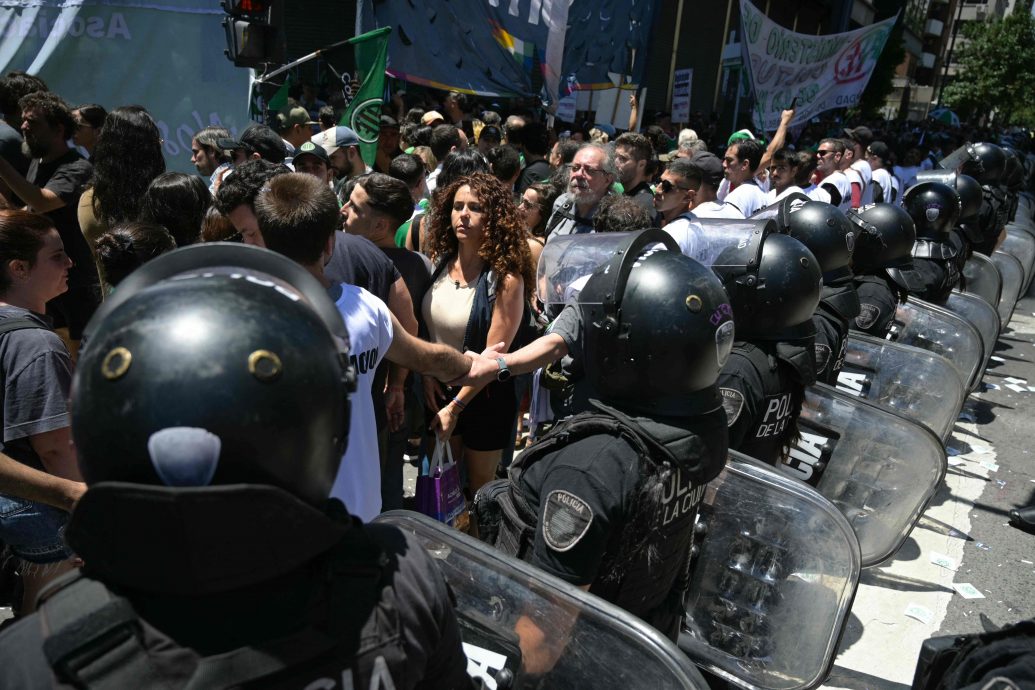 阿根廷民众上街抗议 政府：维安费示威者买单