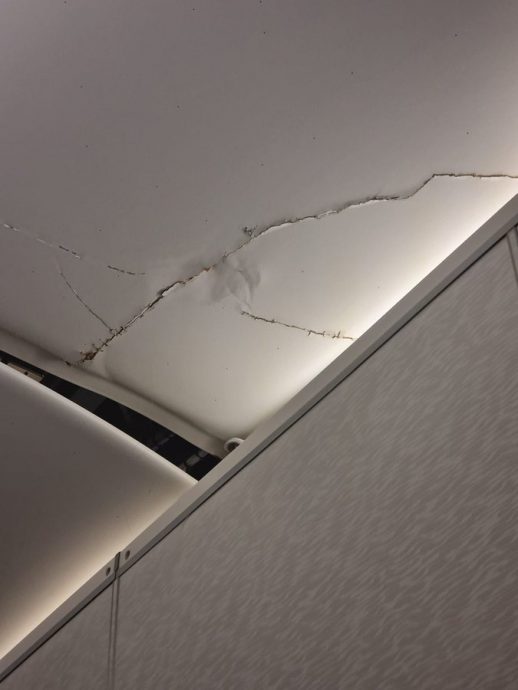 阿联酋客机飞迪拜突遇强烈乱流 乘客贴照片“把机舱天花板撞破”