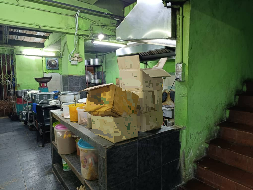 隆内贸局突击2南亚餐馆 充公7kg食油24包茶粉