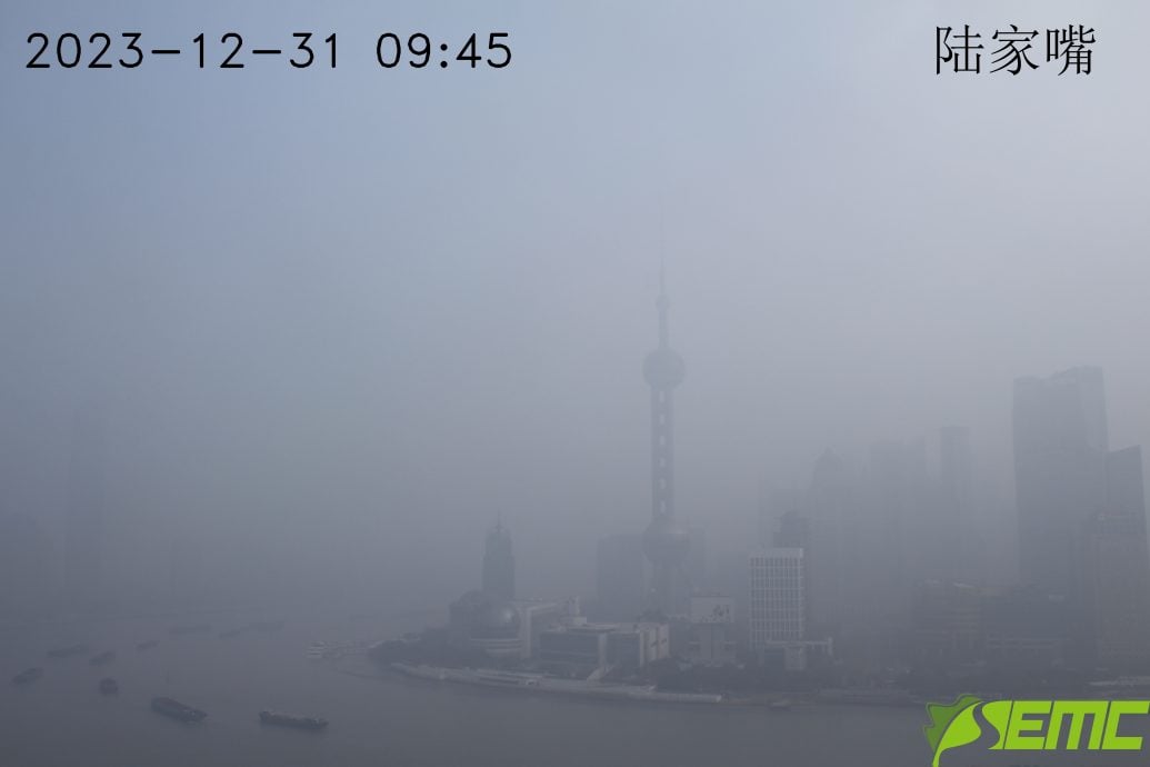 霧霾籠罩上海出現嚴重空汙 部分工業活動暫停