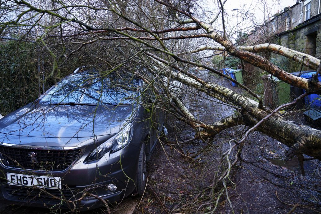風暴吹襲英格蘭北部及蘇格蘭 屋頂被掀飛數萬戶一度停電