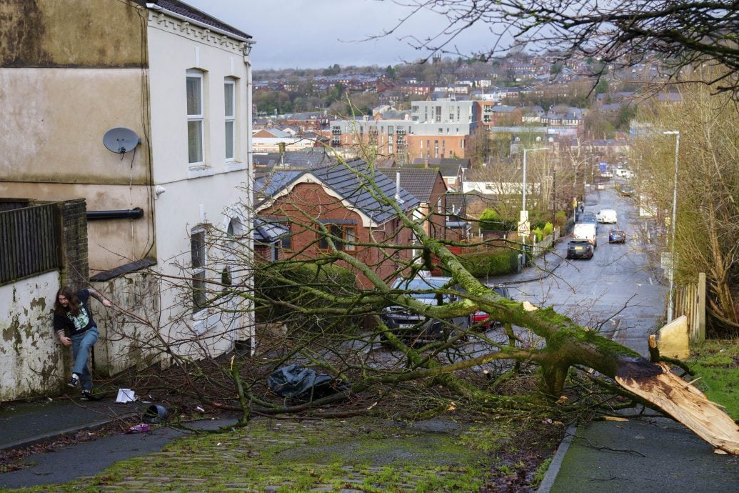 风暴吹袭英格兰北部及苏格兰 屋顶被掀飞数万户一度停电