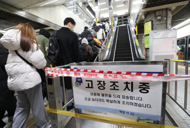 首尔地铁电扶梯突“逆行”　10多名乘客跌成一团 
