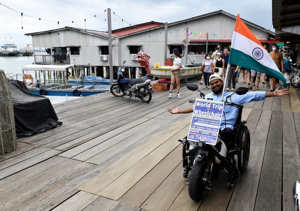 印度残疾人士 坐轮椅去中国