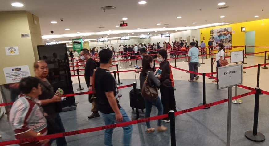 （全国版）槟机场入境处接连“挤沙丁鱼”现象，黄汉伟：机场容纳量已饱和应扩建