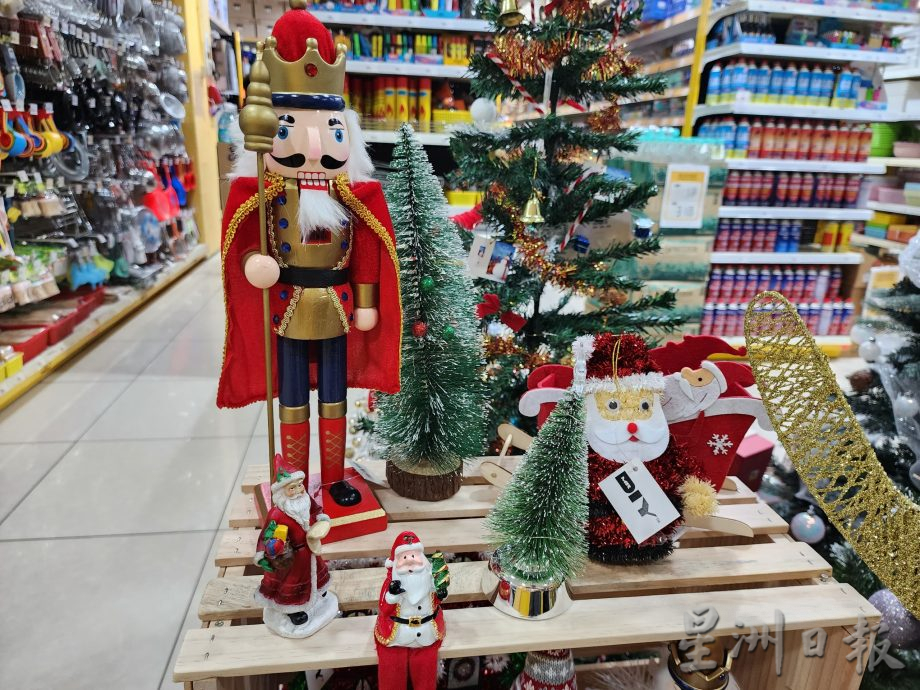 （古城封底主文）商场满满圣诞装饰圣诞歌曲，圣诞气氛渐浓