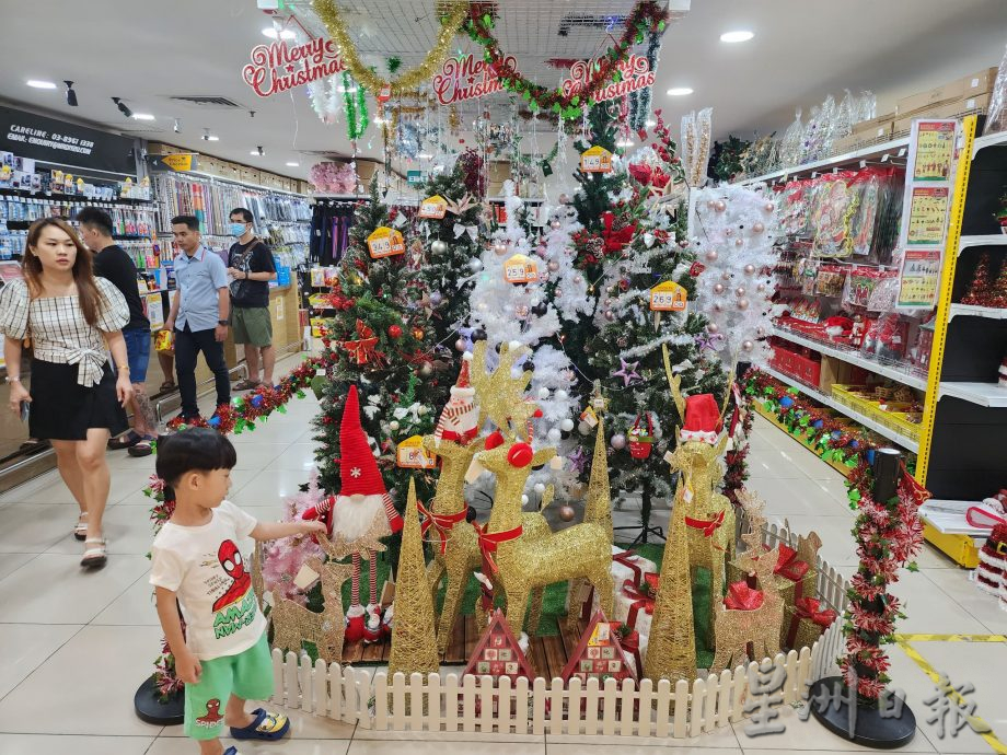 （古城封底主文）商场满满圣诞装饰圣诞歌曲，圣诞气氛渐浓