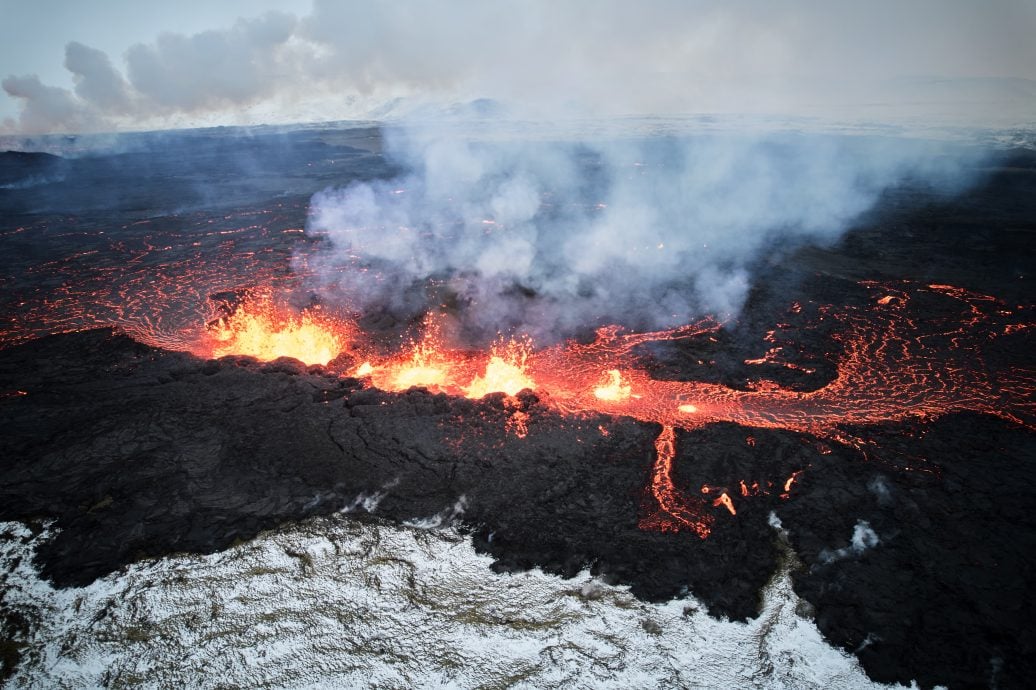 （多段视频）冰岛变火烧岛 无人机拍摄震撼画面