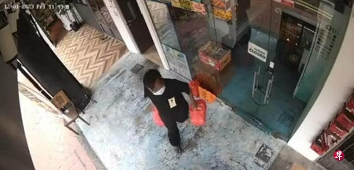 （已签发）柔：狮城二三事：送餐员被指偷20盒猫山王   水果店损失700令吉