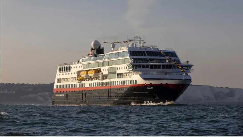  （视频）挪威邮轮遇巨浪窗户爆裂失去动力 乘客：我以为船要倾覆了