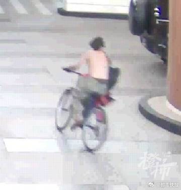25岁中国女子在美国街头被泼化学液体全身严重烧伤 嫌犯赤膊骑脚车逃跑