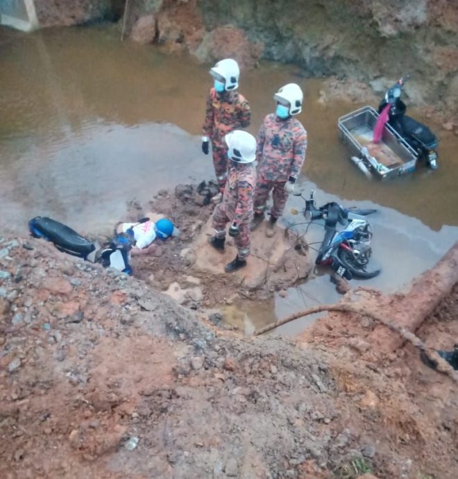3辆摩托车今日清晨不慎坠落在兴建中的水沟工程内，酿1死2伤悲剧