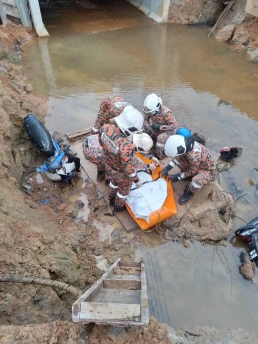 3辆摩托车今日清晨不慎坠落在兴建中的水沟工程内，酿1死2伤悲剧
