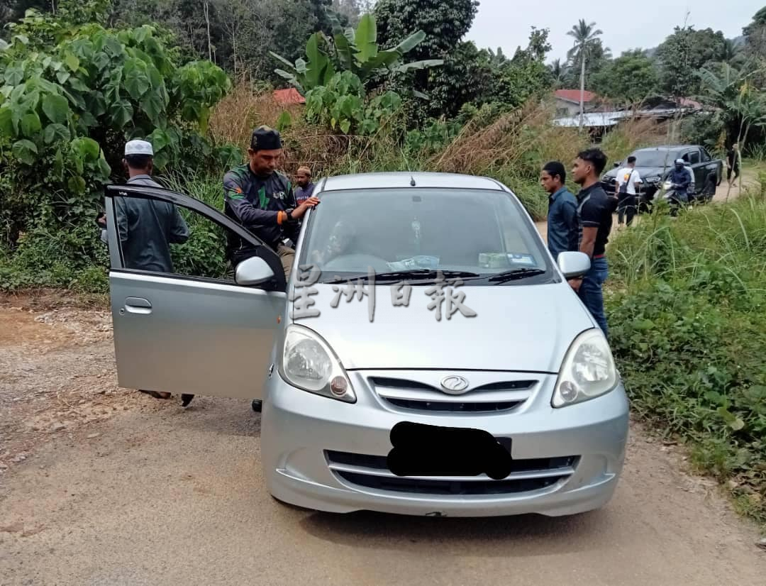 东:瓜拉吉赖警方取缔无牌驾驶的外劳，将11人被带返警局。