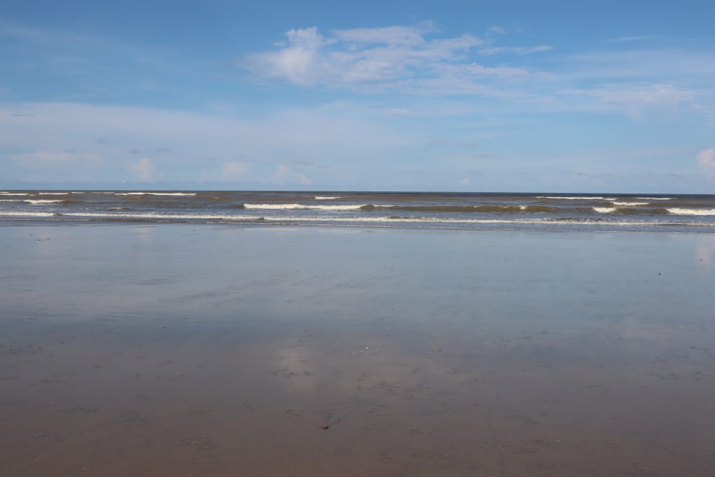 东：东游记：云冰娱乐海滩（Pantai Hiburan）一望无际，碧海蓝天连成一线