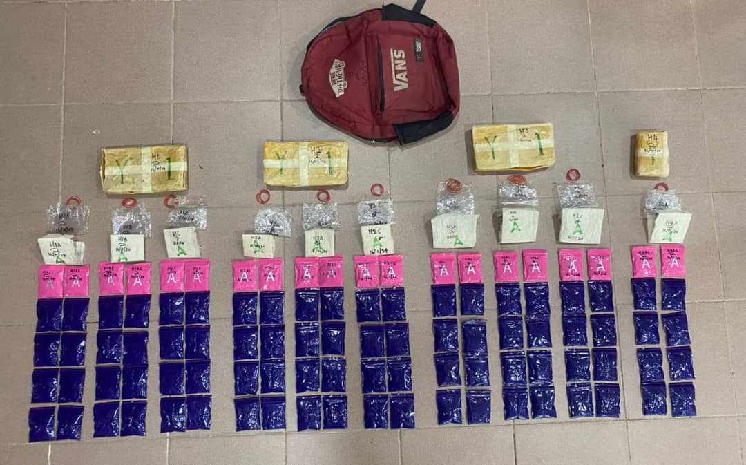 东：丹州警方在兰斗班让扣留了一名泰裔男子，并从他拿著的一个袋子里搜出2万粒马丸。