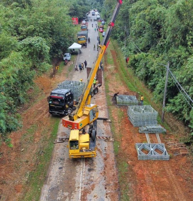 日里甘榜古堡拿督附近的路段坍塌导致道路中断，丹公共工程局正启建军用桥梁（Jambatan Bailey）