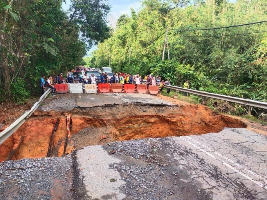 日里甘榜古堡拿督附近的路段坍塌导致道路中断，丹公共工程局正启建军用桥梁（Jambatan Bailey）