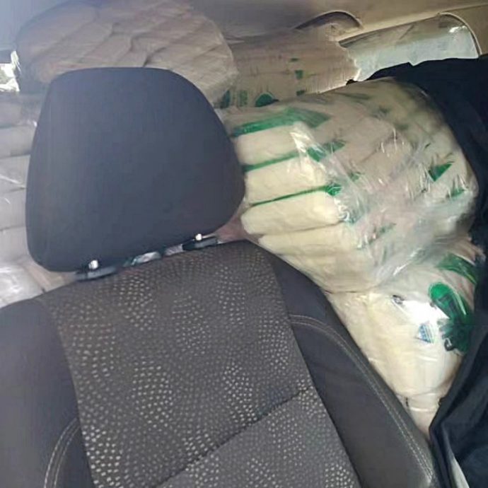 东：走私者弃车逃，贸消局执法人员起1200公斤白糖。