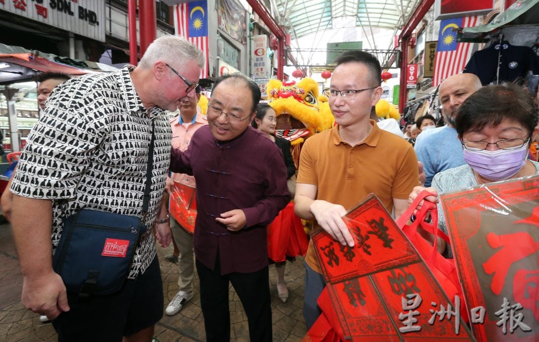 中國大使歐陽玉靖為茨廠街主持新春亮燈儀式