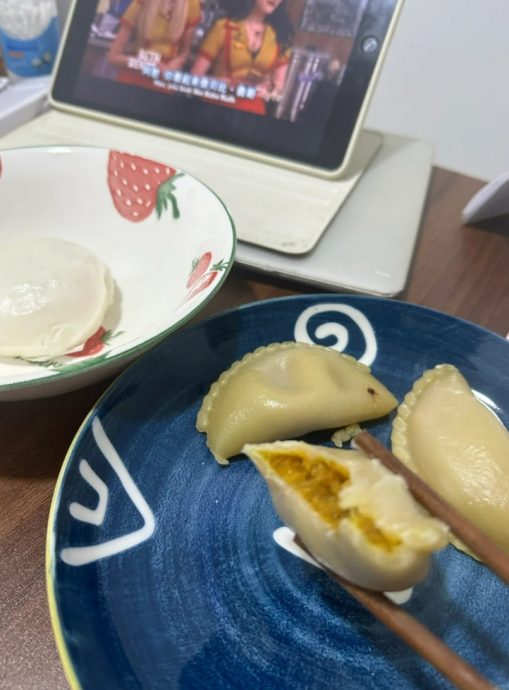中国留学生蒸咖厘角吃 “这饺子皮厚 有咖厘味”