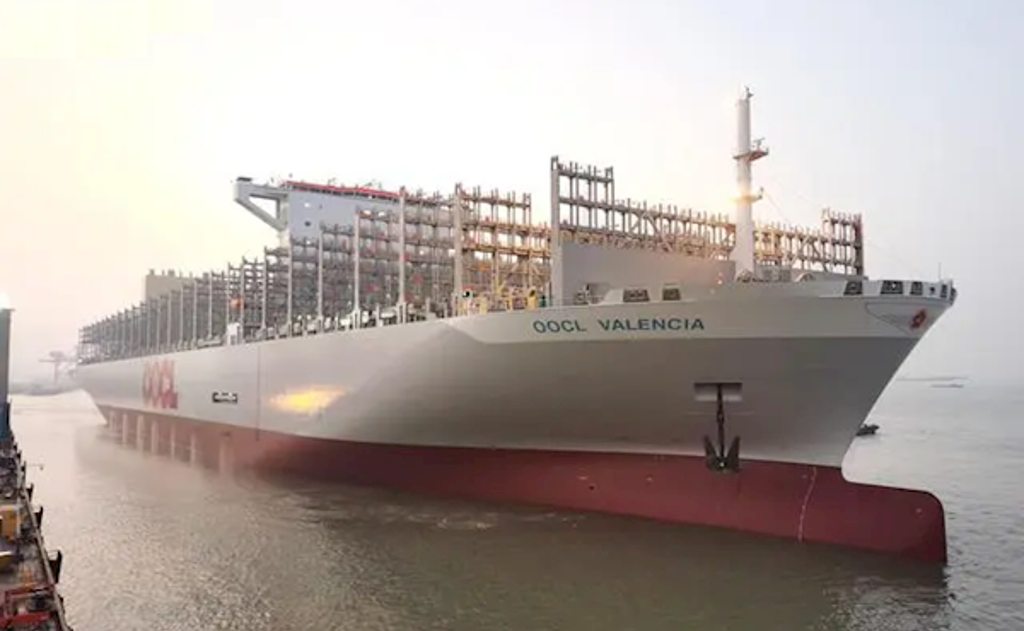 中国造全球最大等级货柜船出海试航 高22层楼堪称海上堡垒
